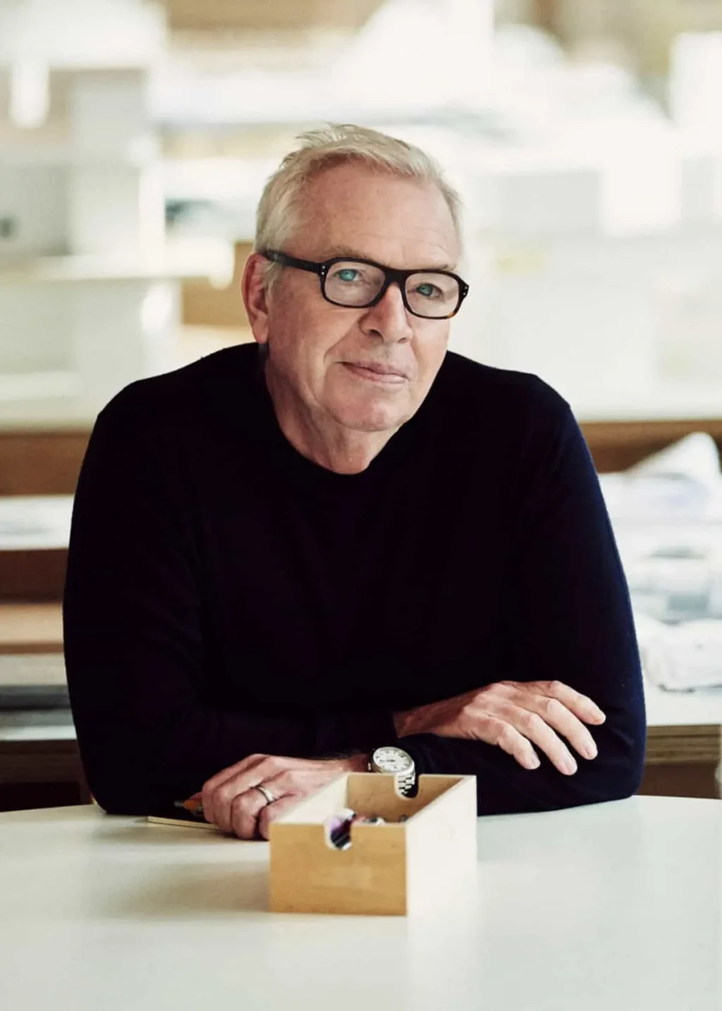 Ritratto di David Chipperfield in ufficio.